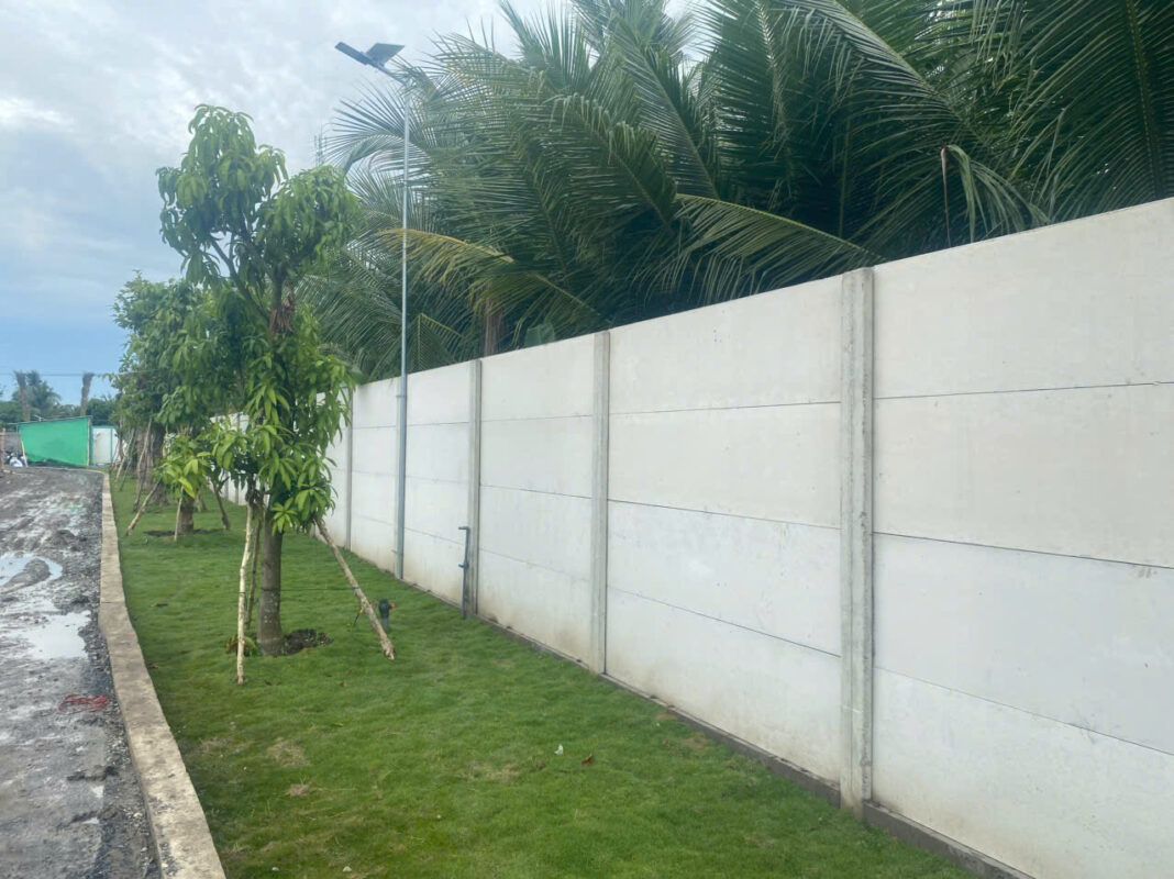 Hàng rào lắp ghép từ sự kết hợp các cột H đúc sẵn và các tấm bê tông nhẹ. Sản phẩm bền đẹp, tiện lợi, dễ dàng thi công