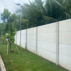 Hàng rào lắp ghép từ sự kết hợp các cột H đúc sẵn và các tấm bê tông nhẹ. Sản phẩm bền đẹp, tiện lợi, dễ dàng thi công