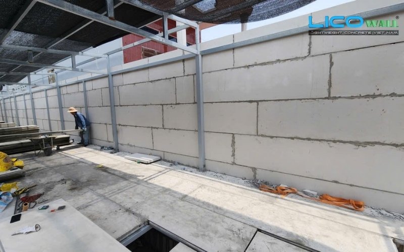 Một bức tường hoàn chỉnh được làm từ bê tông nhẹ EPS