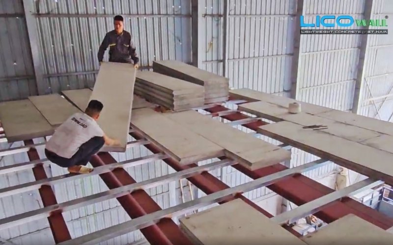 Công nhân đang lắp ráp tấm bê tông nhẹ để cơi nới tầng