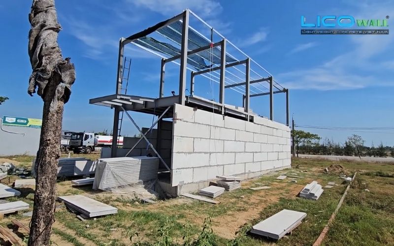 Bê tông nhẹ EPS có khối lượng rất nhẹ - giúp công trình thi công nhanh chóng, tiết kiệm nhân lực