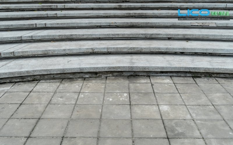 Bậc thang và nền được xây bằng bê tông dẻo