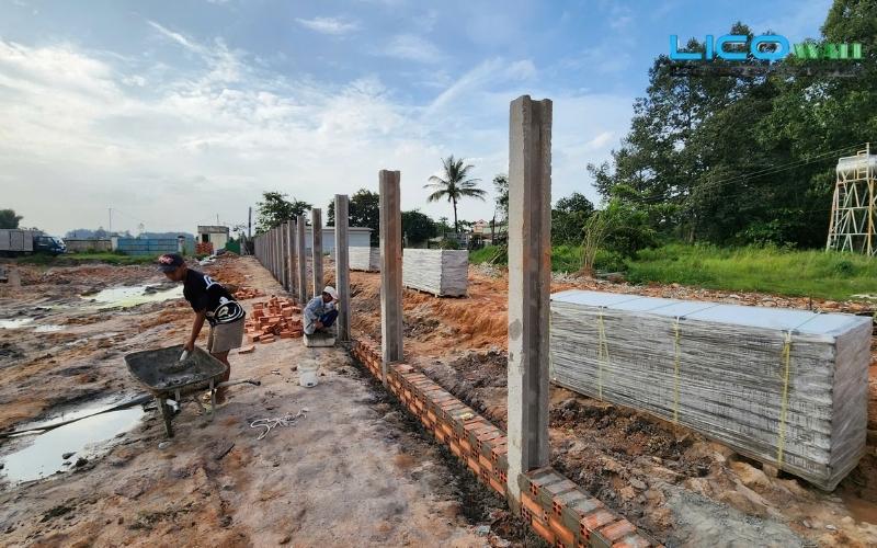 ảnh thợ xây đang chuẩn bị ghép bê tông EPS vào hàng rào