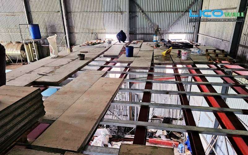 Ảnh giàn lợp trần bằng bê tông eps do các thợ của LICO WALL lắp ráp