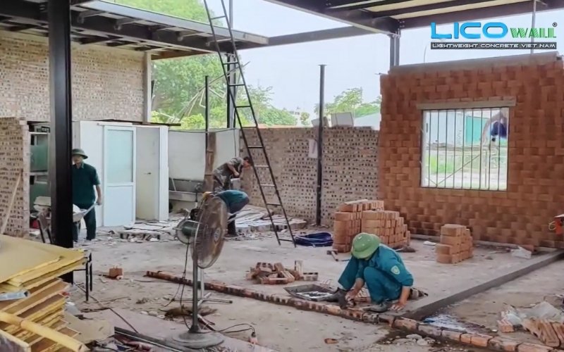 một căn nhà đang được xây dựng cùng với bê tông nhẹ EPS