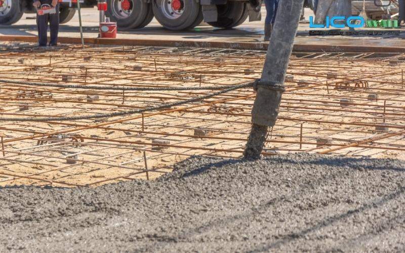 Bê tông tươi đang được đổ xuống làm sàn