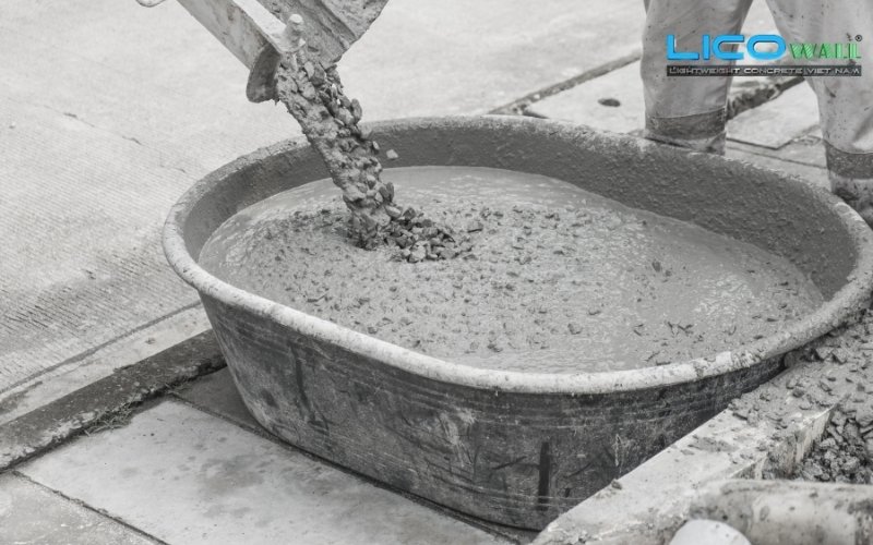 Bê tông tươi đổ xuống chậu lớn tiện cho việc thi công