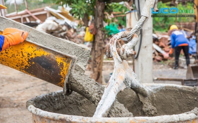 Ống dẫn bê tông tươi từ xe chuyên dụng xuống công trình