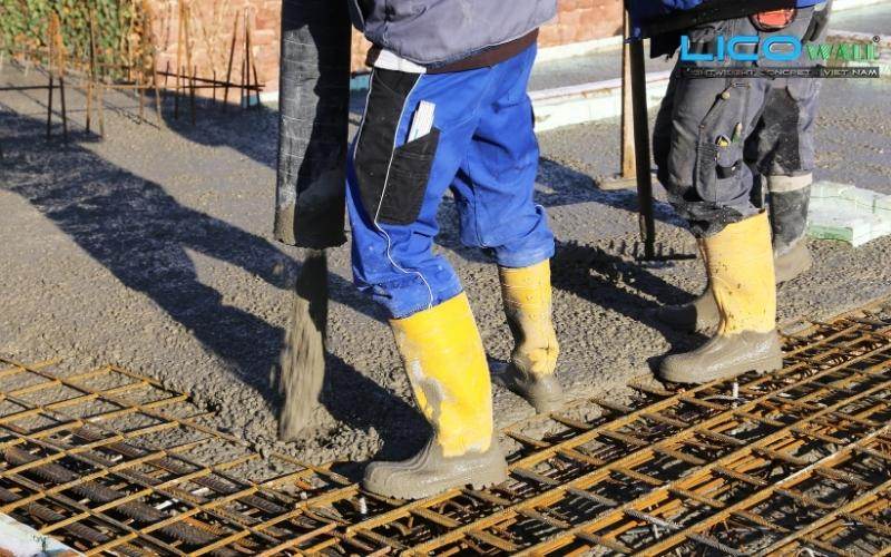 Lưới thép được đổ bê tông tươi lên bề mặt