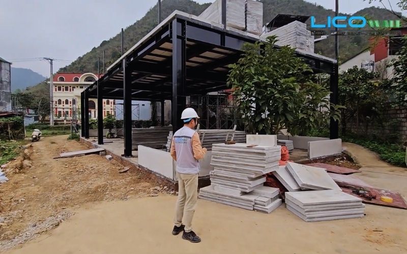 Người nhân viên đang kiểm tra Bê tông xốp EPS