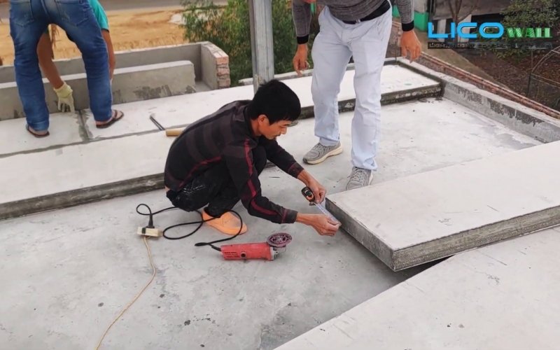 Công nhân đang cắt tấm EPS để có kích thước phù hợp - cần cắt đối với các góc khuyết, góc thừa,...