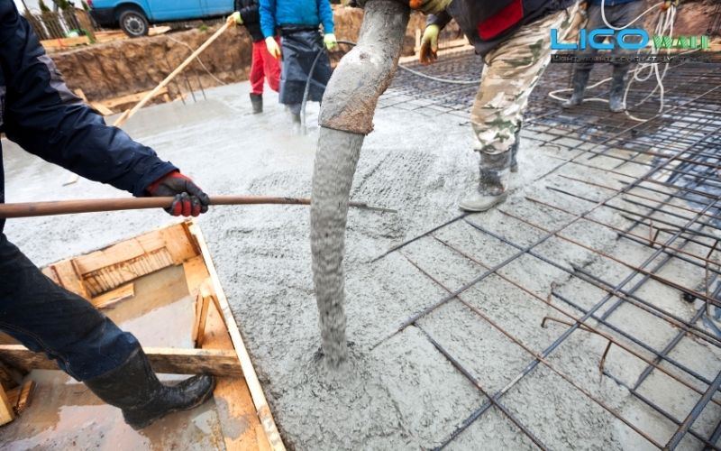 Ống bê tông đang đổ vào khung dầm