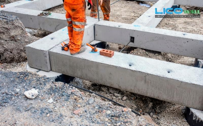 Công nhân đang lắp bê tông dầm