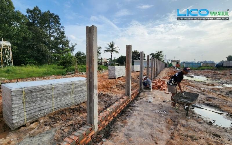 chi phí thi công bê tông nhẹ EPS phụ thuộc vào các vật liệu phụ trợ đi kèm như khung rào, khung cơi nới tầng,...