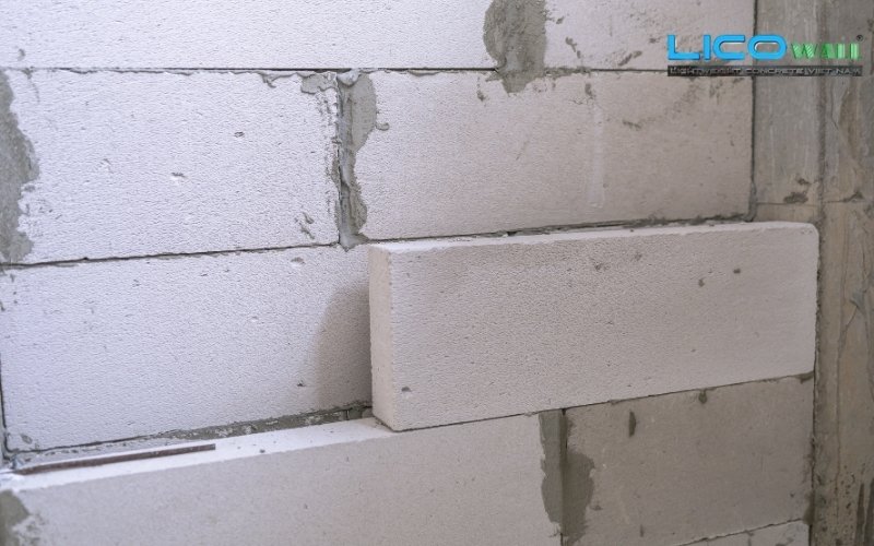 Bức tường xây đang hoàn thiện bằng vật liệu gạch bê tông khí chưng áp
