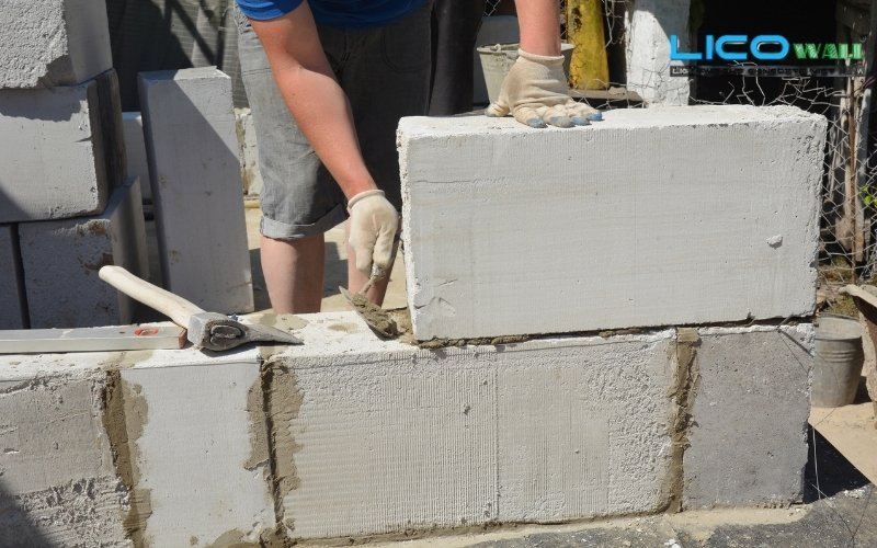 Thợ xây đang xây tường bằng tấm alc