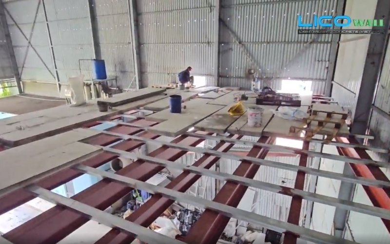 Tấm bê tông nhẹ EPS đang được đặt vào khung lên tầng