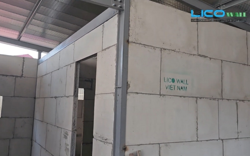 Trên tấm bê tông nhẹ EPS có logo LICO WALL