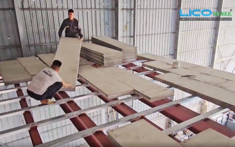 Đội thi công LICO WALL đang tiến hành lắp các tấm bê tông nhẹ EPS trên khung cơi nới tầng