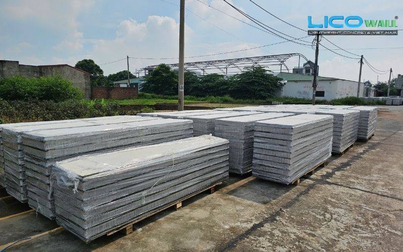 Các tấm bê tông nhẹ được đóng gói trước khi giao đến tay khách hàng