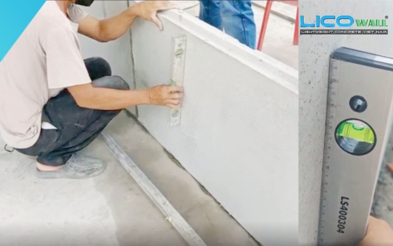 Trước khi thi công tấm tường bê tông nhẹ EPS, cần xác định sàn, bề mặt tiếp xúc thẳng,... bằng thước nhôm, thước thủy