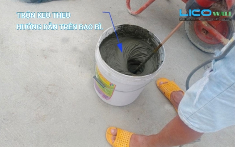 Bước 1 hướng dẫn thi công tấm tường bê tông nhẹ EPS: Trộn vữa và keo