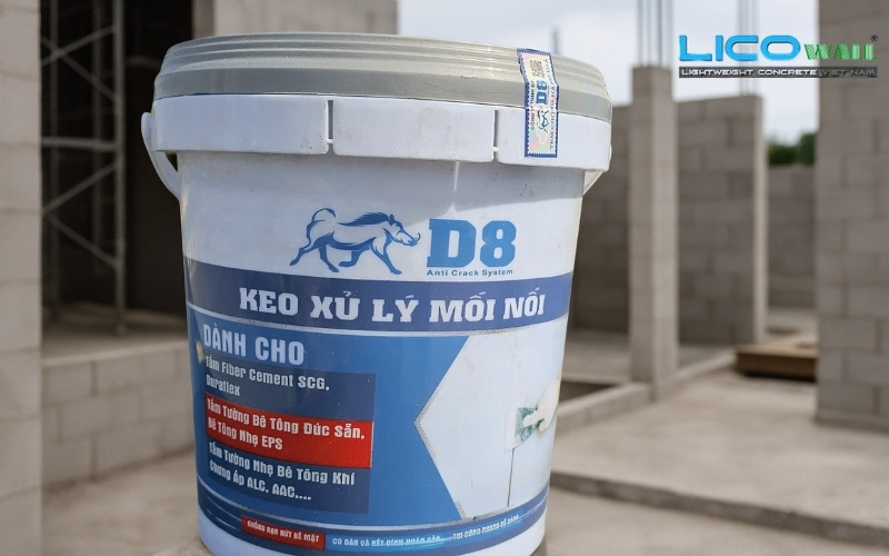 Keo mối nối D8 - keo được cấp kèm khi mua bê tông nhẹ LICO WALL - đang được sử dụng ở công trình xây nhà