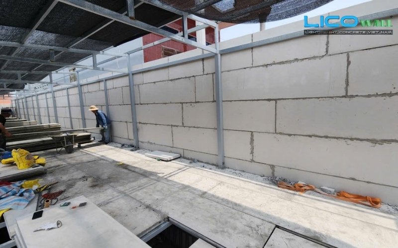 Bức tường nhà sàn bê tông được làm từ bê tông nhẹ EPS LICO WALL