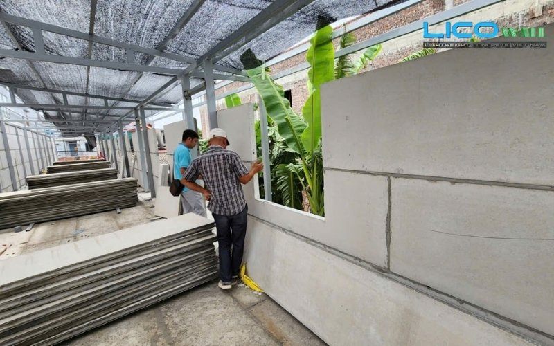 Nhân viên LICO WALL đang lắp ghép các tấm bê tông nhẹ EPS làm nhà sàn bê tông