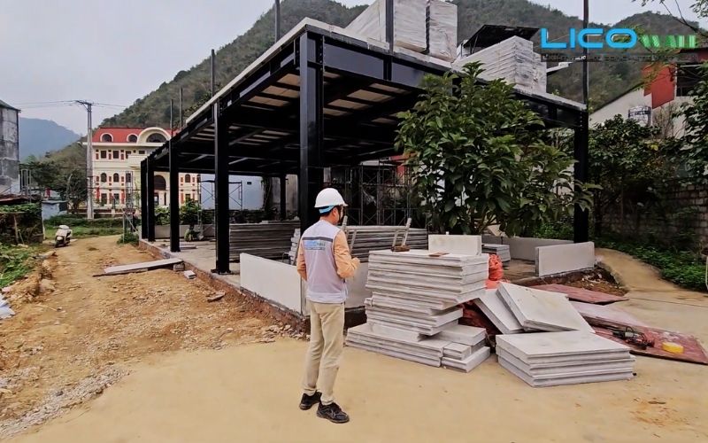 Nhân viên LICO WALL đang đi khảo sát địa hình & kiểm kê nguyên liệu bê tông nhẹ EPS tại nơi chuẩn bị xây nhà sàn bê tông