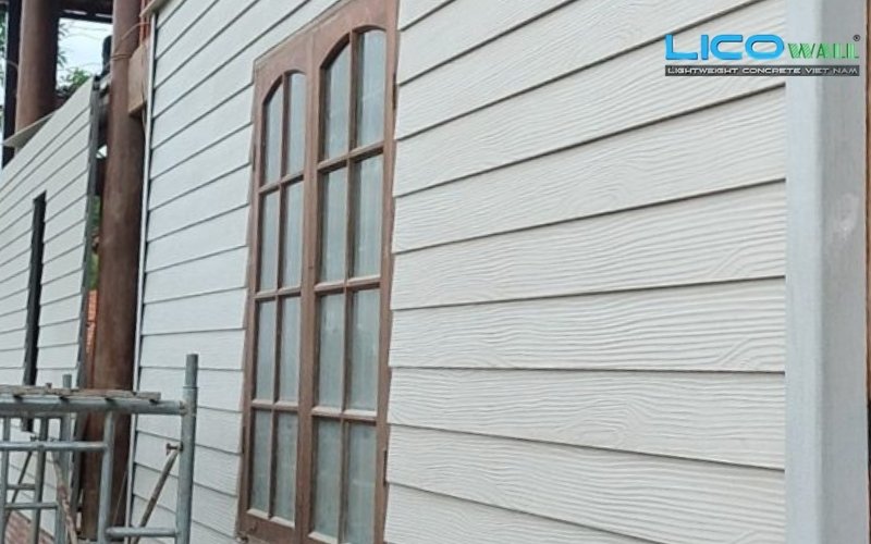 Bức tường nhà sàn bê tông ứng dụng xi măng vân gỗ của LICO WALL