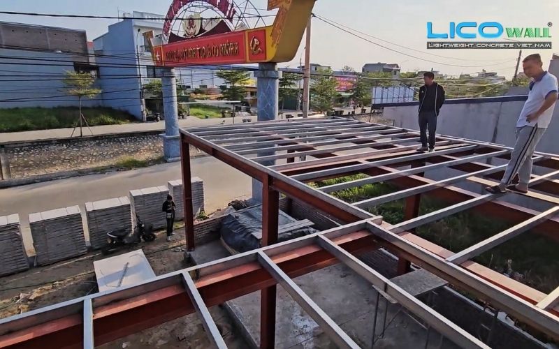 Nhà khung thép được lắp đặt giàn khung và chờ lắp bê tông nhẹ EPS