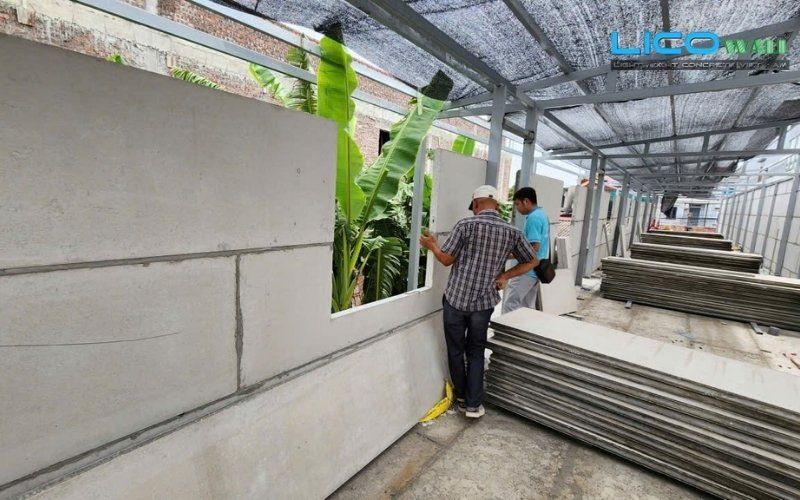 Nhân viên LICO WALL đang kiểm tra và lắp ghép tấm bê tông nhẹ EPS vào nhà khung thép