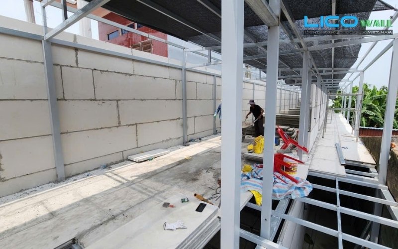 Nhà khung thép đã hoàn thiện 1 mặt tường bằng bê tông nhẹ EPS LICO WALL