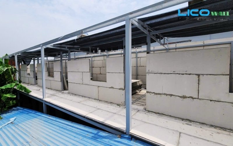 Nhà khung thép và bê tông nhẹ EPS đang trong giai đoạn gần hoàn thiện