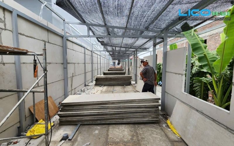 Tấm bê tông nhẹ EPS được đặt tại khu vực dễ thấy trong nhà khung thép