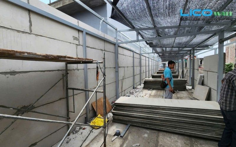 Nhân viên LICO WALL đang đi kiểm tra các mối nối bê tông nhẹ EPS trên giàn nhà khung thép