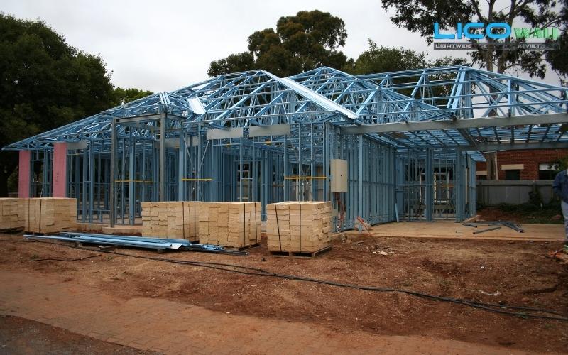 Nhà khung thép được dựng để làm bãi kho