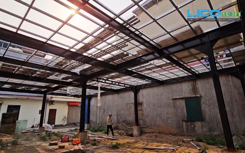 Nhà sàn bê tông được dựng bằng khung sắt và ghép các tấm bê tông nhẹ làm sàn, tường, mái