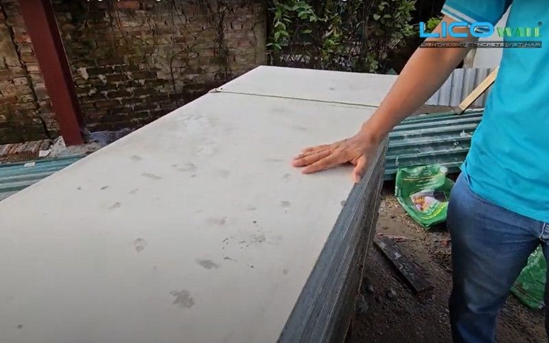 kiểm tra kỹ sản phẩm trong quy trình sản xuất bê tông nhẹ EPS