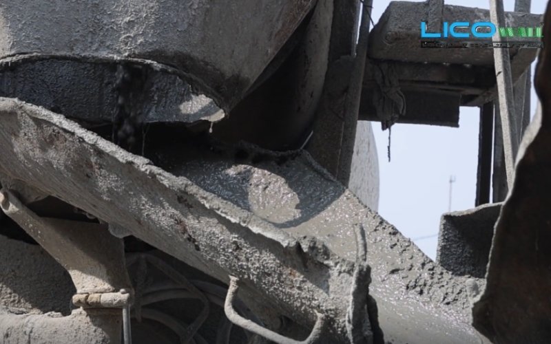 Hình ảnh bước 2 - đổ khuôn và tạo hình trong quy trình sản xuất bê tông nhẹ EPS