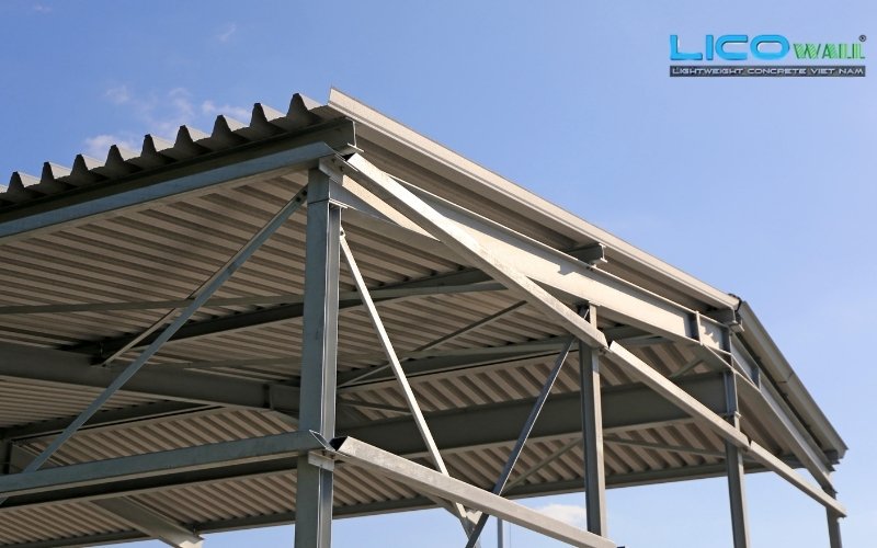 Mái được làm từ sàn deck giúp chống mưa đá, thiên tai,...