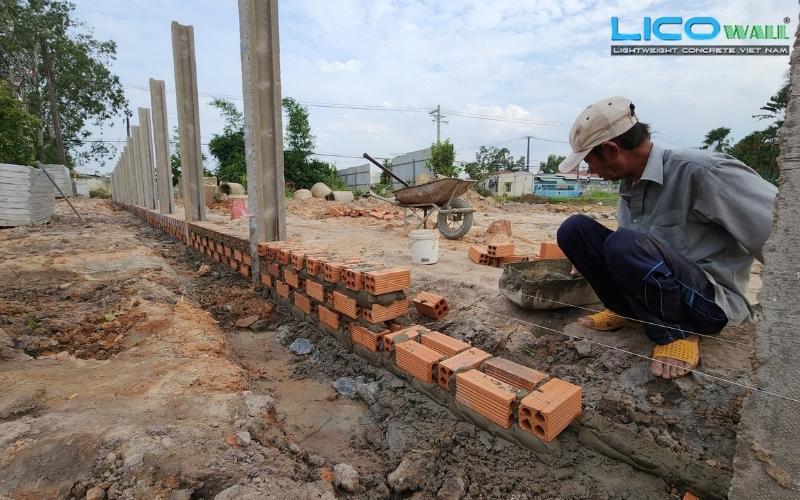 Thợ xây đang chuẩn bị ráp bê tông nhẹ vào tường