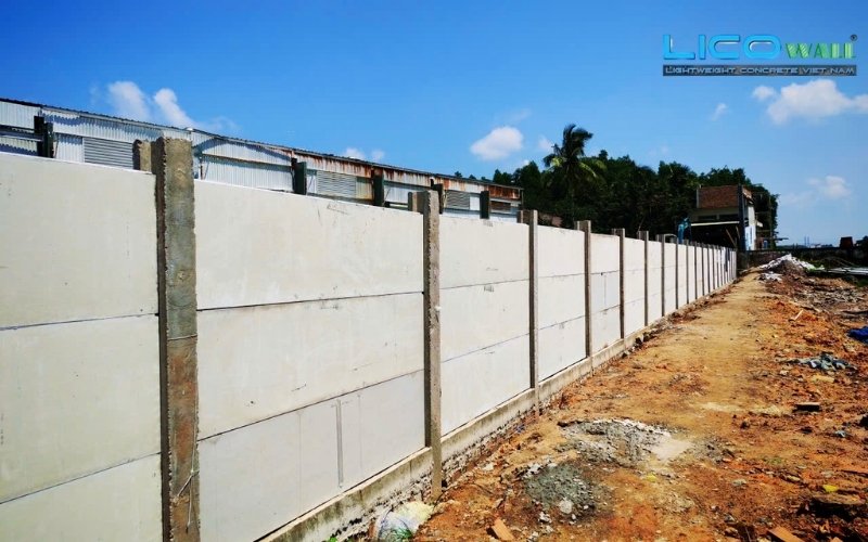Tường được xây dựng từ tấm bê tông đúc sẵn