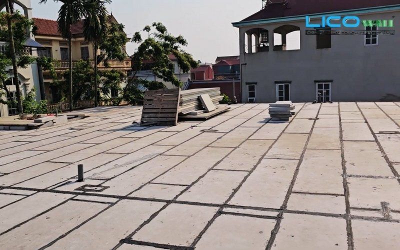 Sàn nhà được ghép từ các tấm bê tông đúc sẵn